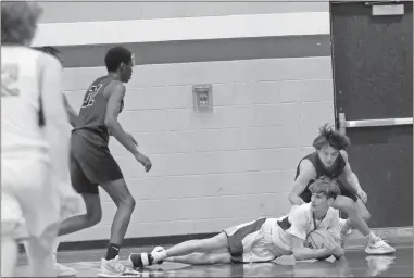  ?? Barbara hall ?? A Gordon Central guard secures a loose ball against Coosa. right: Gordon Central guard Blake Broome shoots an offbalance shot with a pair of Coosa players around him.