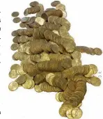  ??  ?? Pour tenter de gagner un dollar or, les amateurs doivent acheter la cuvée “Trésor caché” vendue à 53 euros.