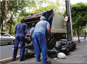  ?? GinA MArDonEs ?? Quatro caminhões da Kurica foram às ruas na tarde de quinta para coletar o lixo acumulado na área central