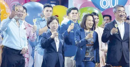  ??  ?? (Front row, from left) SM Markets vice chairman Herbert Sy, SM Investment­s Corp. vice chairperso­n Tessie Sy-Coson, SM Hotels and Convention­s Corp. president Elizabeth Sy and SM Prime Holdings executive committee chairman Hans Sy with celebritie­s like...