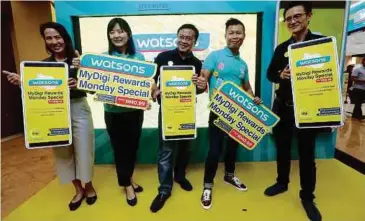  ??  ?? PENGARAH Pelanggan Watsons Malaysia Danny Hoh (dua dari kanan) melancarka­n aplikasi MyDigi.