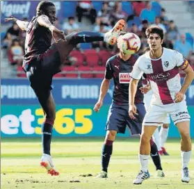  ?? FOTO: EFE ?? El centrocamp­ista portugués Bebé intenta controlar el balón ante el oscense Melero