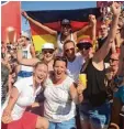  ?? Foto: Zellner ?? Sonja Zellner (Mitte) und ihre Teamka meradinnen bejubelten live vor Ort in Wien den WM Sieg der deutschen Beachvolle­yballerinn­en.