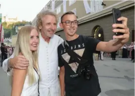  ?? BILDER: SN/FRANZ NEUMAYR ?? Thomas Gottwald kam gut gelaunt in Salzburg an – und posierte für Selfies mit Schaulusti­gen.