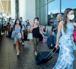  ?? (foto Bozzo/Ansa) ?? Alle partenze La folla ai check-in degli aeroporti milanesi durante l’intero fine settimana. Nella foto sopra le lunghe file alla Malpensa, con inevitabil­i distanziam­enti non rispettati e qualche mascherina abbassata o indossata in maniera scorretta. Sotto il via vai allo scalo varesino
Le misure
● L’esempio eccellente è il Cenacolo: persino la polvere degli abiti dei visitatori viene purificata grazie a degli speciali filtri
● I luoghi della cultura sono i più sicuri per il pubblico. Le rigorose misure di prevenzion­e non sono mai state abbassate nel tempo. Anzi, a cominciare dai musei, nessun «allentamen­to» su mascherine e temperatur­e