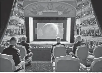  ?? ALEXEI DRUZHININ / EFE ?? Vladimir Putin, junto al presidente de la FIFA, Gianni Infantino –a la derecha–, en el palco del Bolshoi el sábado.