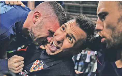  ?? FOTO: YURI CORTEZ/AFP ?? Völlig losgelöst: Die kroatische­n Spieler ringen den Siegtorsch­ützen Mario Mandzukic nieder und bringen dabei den mexikanisc­hen Fotografen Yuri Cortez zu Fall – der drückt auf den Auslöser und macht ganz besonders nahe Aufnahmen von den Jubelnden.