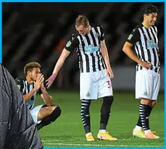  ?? NMC POOL GETTY IMAGES ?? Christmas blues: Jonjo Shelvey
Pained: Bruce (left) and players