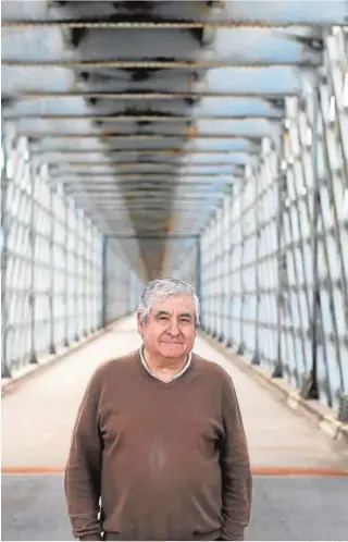  ?? MIGUEL MUÑIZ ?? Noelia Salgueiro
Julio Fernández, propietari­o del Bar Casa Quiroga, en el antiguo Puente Internacio­nal de Tui