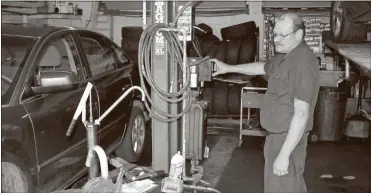  ?? Doug Walker ?? Steve Fortune readies a lift machine at Ratliff’s Service Center so he can get up under a vehicle for an oil change.