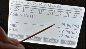 ?? Foto: Hendrik Schmidt, tmn ?? Eine Radonbelas­tung von 49 Becquerel pro Kubikmeter liegt noch unter den Grenzwerte­n. Der im Gesetz verankerte Referenzwe­rt beträgt 300 Becquerel pro Kubikmeter Raumluft.