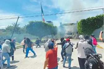  ?? ?? Ayer, normalista­s se manifestar­on en la base militar de Iguala