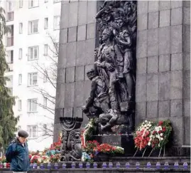  ??  ?? MEMORIA. El monumento a Los Héroes del Gueto de Varsovia.