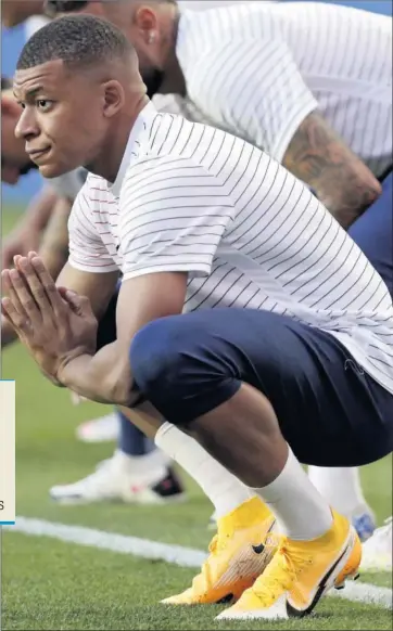  ??  ?? Mbappé, en el calentamie­nto previo a la semifinal de Champions en la que el PSG eliminó al Leipzig.