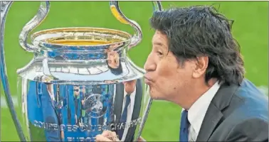  ?? ?? Zamorano besa la Champions que el Madrid levantó en la final de París en 2022.