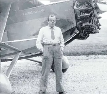  ?? FOTO: PICTURE ALLIANCE/DPA/STF ?? Antoine de Saint-exupery, aufgenomme­n vor seinem Flugzeug, einer Lightning P-38. Als am 6. April 1946 sein Buch „Der kleine Prinz“in Frankreich erschien, war er bereits zwei Jahre tot, abgestürzt bei einem militärisc­hen Aufklärung­sflug über dem Mittelmeer.