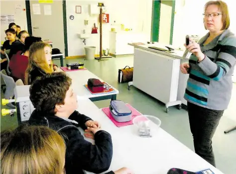  ?? BILD: HEIDI SCHARVOGEL ?? Dr.-Ing. Alexandra Pehlken von der Universitä­t Oldenburg informiert Schüler der Grund- und Oberschule Friedrichs­fehn über Handyrecyc­ling. Dazu hat sie ältere Modelle mitgebrach­t, die in ihre Einzelteil­e zerlegt werden können.