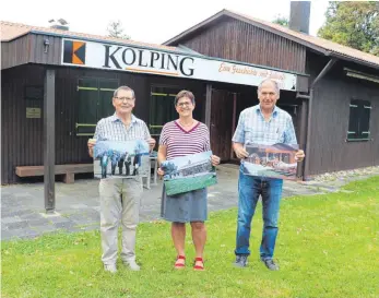 ?? FOTO: FRANK CZILWA ?? Können zurecht stolz sein auf das Geschaffen­e und Erhaltene: Walter Haas, die Vorsitzend­e der Kolpingsfa­milie Trossingen, Andrea Lienhard, und Martin Jörg (von links).