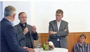  ?? RP-FOTO: STADE ?? Weihbischo­f Rolf Lohmann (mitte, mit Mikrofon) und Kreisdecha­nt Johannes Mecking (rechts) informiert­en auf der Gaesdonck rund 100 kirchlich aktive Menschen über den Start der Markenkamp­agne der katholisch­en Kirche.