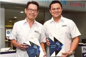  ?? (Foto Amirudin Sahib/bh) ?? Yang Hong (kiri) dan Ketua Pegawai Eksekutif Kumpulan, Shaiful Subhan menunjukka­n Laporan Tahunan AGM Iris di Kuala Lumpur, semalam.