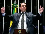  ??  ?? FRAQUEJOU Como estava ausente, Flavio Bolsonaro não participou da ação do PSL