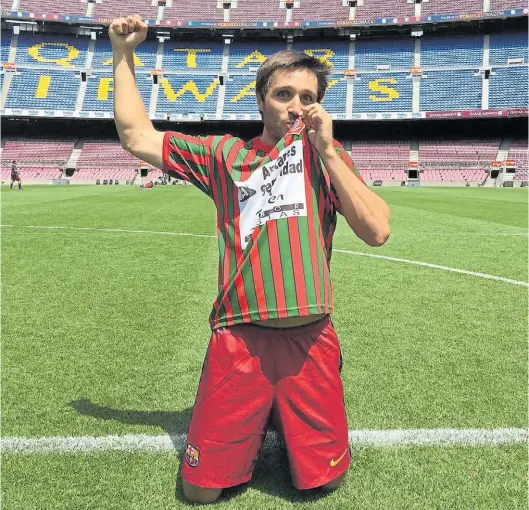  ??  ?? De aquí y de allá. Fernando Belasteguí­n, arrodillad­o en el Camp Nou de Barcelona, besando la camiseta de San Martín de Pehuajó.