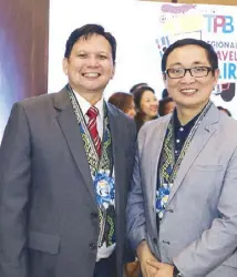  ??  ?? Cheers president John Alvin Montano and PACEOS president Joel Pascual.