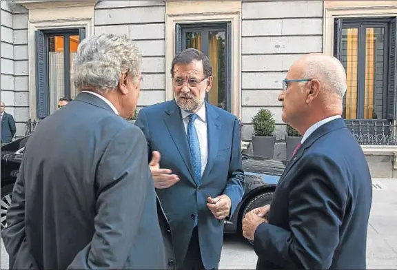  ?? DANI DUCH ?? Contacto previo a la reunión. Mariano Rajoy y Josep Antoni Duran Lleida ya mantuviero­n una conversaci­ón el martes en el patio del Congreso, al término de la primera jornada de debate de los presupuest­os, en presencia de Jesús Posada