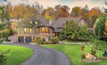  ?? REAL ESTATE BAY REALTY PHOTOS ?? A circular driveway leads to this executive two-storey home and its three-car attached garage.