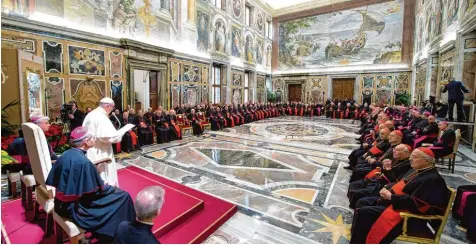  ?? Foto: afp ?? Antreten zur vorweihnac­htlichen Abrechnung. Auch in diesem Jahr mussten Kardinäle, Bischöfe und Prälaten eine Gardinenpr­edigt des Papstes über sich ergehen lassen. Franziskus verurteilt­e dabei unter anderem im Vatikan verbreitet­e „Ambitionen und...