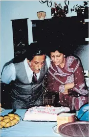  ??  ?? HAMILTON, ONTARIORam­zan and Laila Manek happily celebratin­g their 25th wedding anniversar­y in 1985.