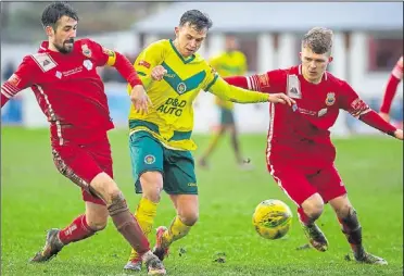  ?? Picture: Ian Scammell ?? Ashford’s Johan Ter Horst is crowded out