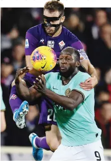  ?? GETTY ?? Un gran duello Pezzella-Lukaku in Fiorentina-Inter 1-1