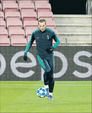  ?? CÉSAR RANGEL ?? Harry Kane controla un balón en el entrenamie­nto del Tottenham en el Camp Nou