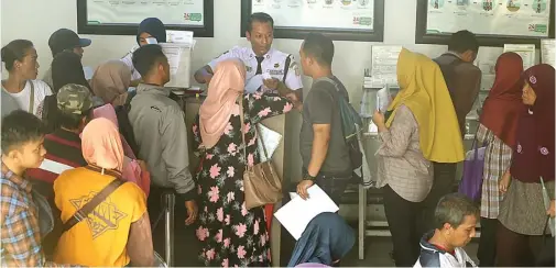  ?? BOY SLAMET/JAWA POS ?? DAMPAK KENAIKAN: Warga mengambil nomor antrean di kantor BPJS Kesehatan Sidoarjo kemarin. Sebagian besar mengurus penurunan kelas peserta.