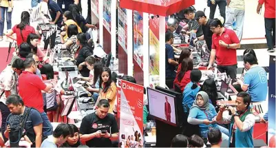  ?? FRIZAL/JAWA POS ?? INKLUSIF: Pengunjung di CIMB Niaga XTRA XPO di atrium Grand City Mall, Surabaya, akhir pekan lalu.