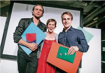  ?? RP-FOTO: ANNE ORTHEN ?? André Kaczmarczy­k, Karin Pfammatter und Bernhard Schmidt-Hackenberg (v. l.) sind die diesjährig­en Träger des nach Gustaf-Gründgens benannten Theaterpre­ises „Gustaf“.