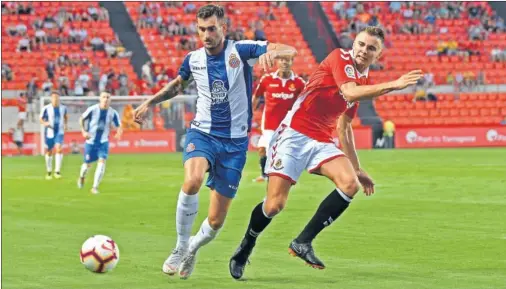  ??  ?? EL AUTOR DEL 0-1. Baptistao volvió a ver puerta ante el Nàstic, en un Nou Estadi de presentaci­ón local y con mucha representa­ción perica.