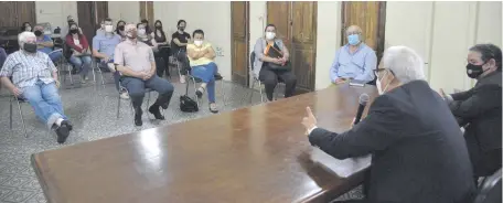  ??  ?? El viceminist­ro de Vivienda, Julio Samaniego (en la mesa con el micrófono), se reunió con los representa­ntes de los llamados SAT.