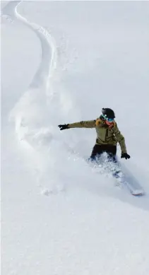  ?? Foto: Mörzl, Walser ?? Macht eine gute Figur im Tiefschnee: Unsere Autorin Verena Mörzl auf Free ridetour in Ischgl.