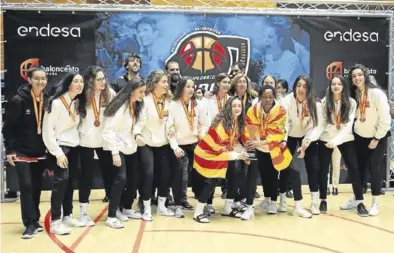  ?? S. E. ?? Las cadetes aragonesas, felices tras conquistar la medalla de bronce en Huelva.