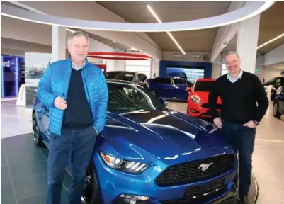  ?? FOTO: TOR MJAALAND ?? Mangeårig Ford-veteran Harald Sangvik (t.v.) og daglig leder Per Gunnar Aasen med ikonet Ford Mustang i midten har ambisjoner om et kraftig løft i Ford-salget.