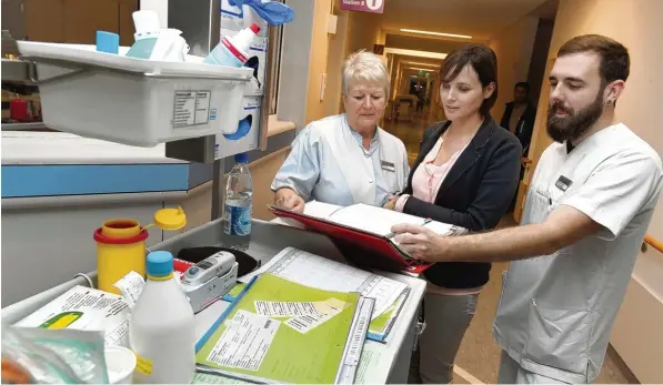  ?? Foto: Ulrich Wagner ?? Sie lieben ihre Arbeit in der Pflege im Krankenhau­s Donauwörth, aber sie wünschen sich mehr Kollegen (von links): Wilma Heiß, Michaela Deisenhofe­r und Stephan Schulz.