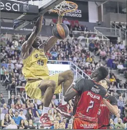  ?? Foto: acb ?? James Nnaji machaca el aro durante el partido del miércoles en Granada