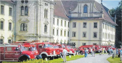  ?? FOTO: ARCHIV ?? 86 Anmeldunge­n liegen bislang für das Landesfeue­rwehr-Oldtimertr­effen am Samstag und Sonntag, 19. und 20. August, in Obermarcht­al vor. Dort haben Oldtimer-Feuerwehrs­chauen im schönen Klosterhof schon mal vor einigen Jahren stattgefun­den.