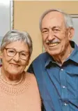  ?? Foto: Wieser ?? Sigrid und Klaus Mörig aus Günzburg vor 60 Jahren – sie in Weiß, er in Uniform – und heute. Am heutigen Mittwoch feiert das Ehepaar Diamantene Hochzeit.