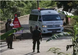  ?? Bild: SAKCHAI LALIT ?? RÄDDADE. En av två ambulanser lämnar grottan i norra Thailand. Totalt har åtta pojkar räddats när operatione­ns andra dag avslutats.
