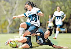  ??  ?? Patricia Jardón, de Pumas, y Mónica Rodriguez, de América