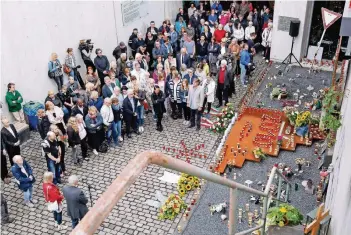  ??  ?? Aus Grablichte­rn wurde an der Loveparade-Unglücksst­elle im Duisburger Karl-Lehr-Tunnel zum Gedenken an die Opfer die Jahreszahl 2010 zusammenge­setzt. Vor sieben Jahren starben dort 21 Menschen, hunderte wurden verletzt.