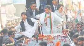  ?? SUBHANKAR CHAKRABORT­Y/HT PHOTO ?? ▪ Congress president Rahul Gandhi with newly appointed party general secretarie­s Priyanka Gandhi Vadra and Jyotiradit­ya Scindia during a roadshow in Lucknow on Monday.